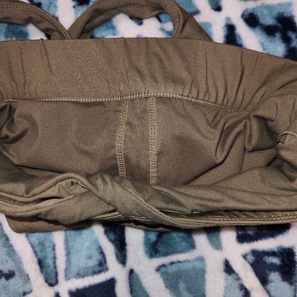 Fabletics criss-cross Army Green sport bra Size 8 - Picture 2 of 6
